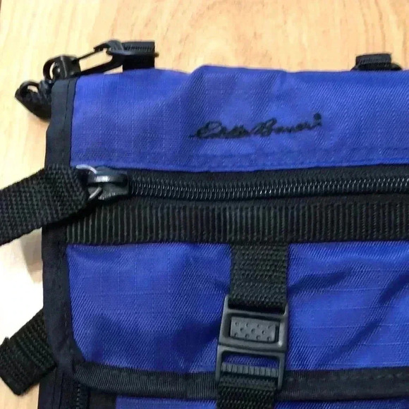 Eddie Bauer blue/black crossbody travel pouch.  Converts to waist pack. - Picture 3 of 8